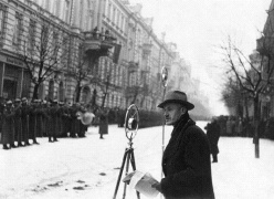 Nuotraukoje: Lietuvos radijo žurnalistas Petras Babickas dirba 1939 metais Vilniuje, dabartiniame Gedimino prospekte 